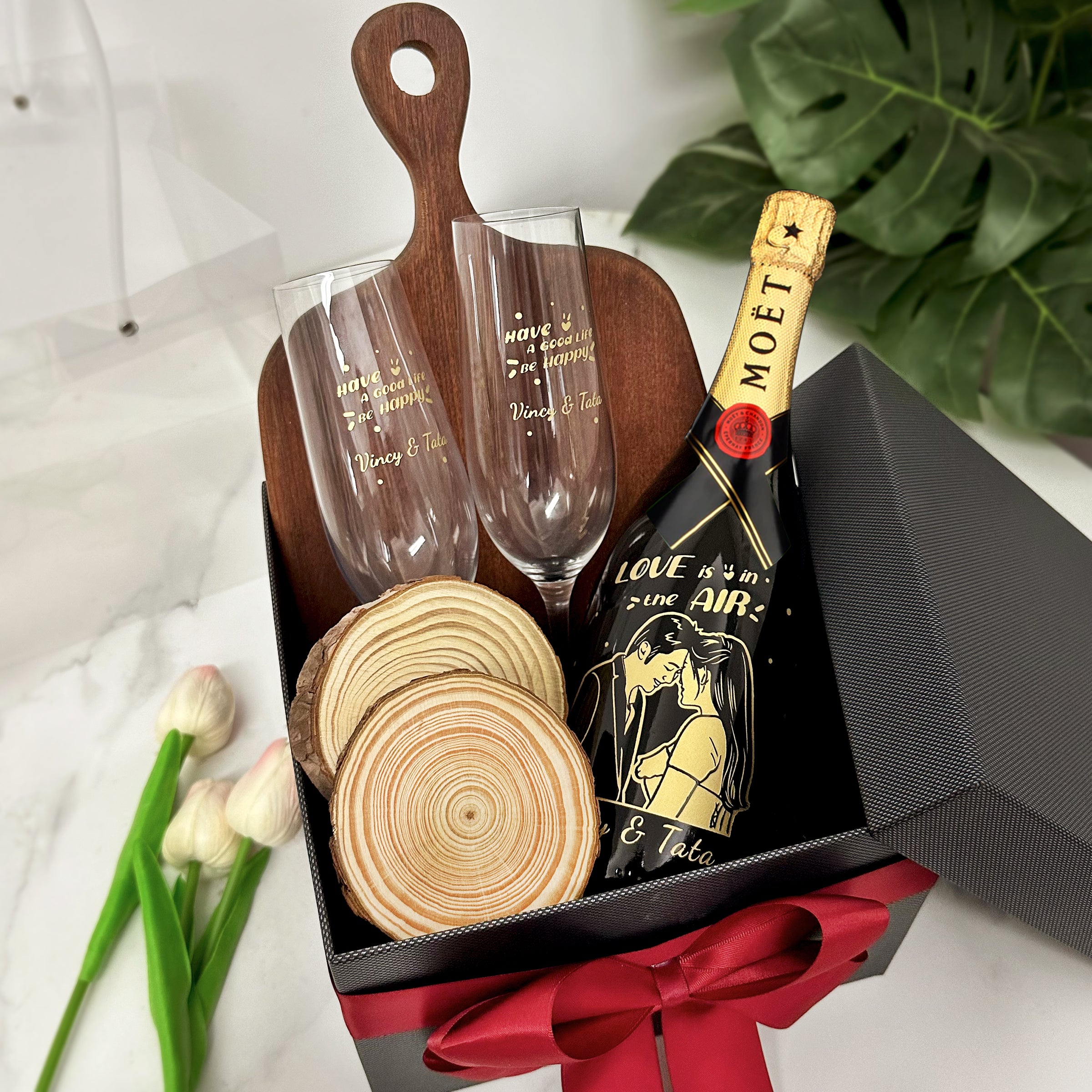 喬遷禮物|單支雙杯  Moet香檳酒 香檳對杯  人像雕刻禮物  包含芝士板 杯墊DY01-358 - Design Your Own Wine