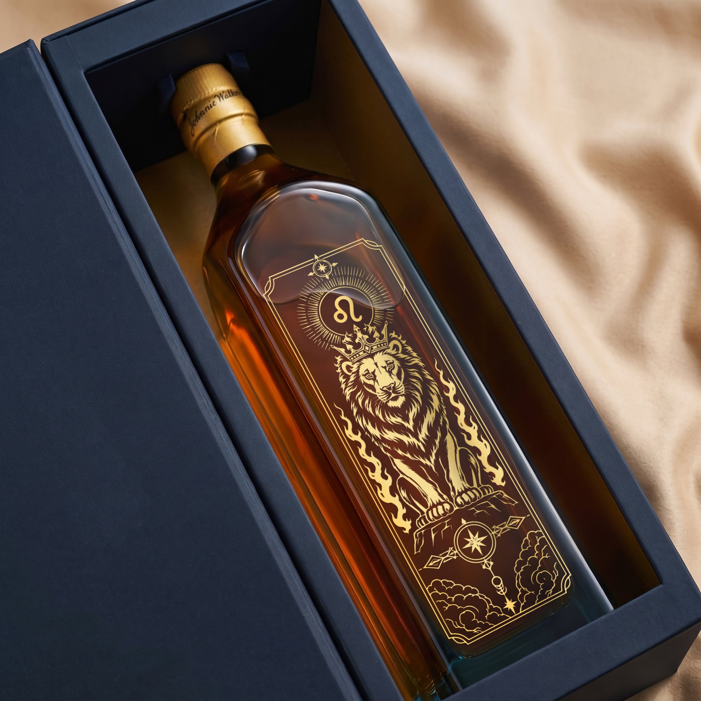 【十二星座・獅子座】Johnnie Walker 藍標星座雕刻威士忌｜7.23–8.22 生日禮物首選 加冕雄獅金雕 免費刻名字/日期 禮盒裝