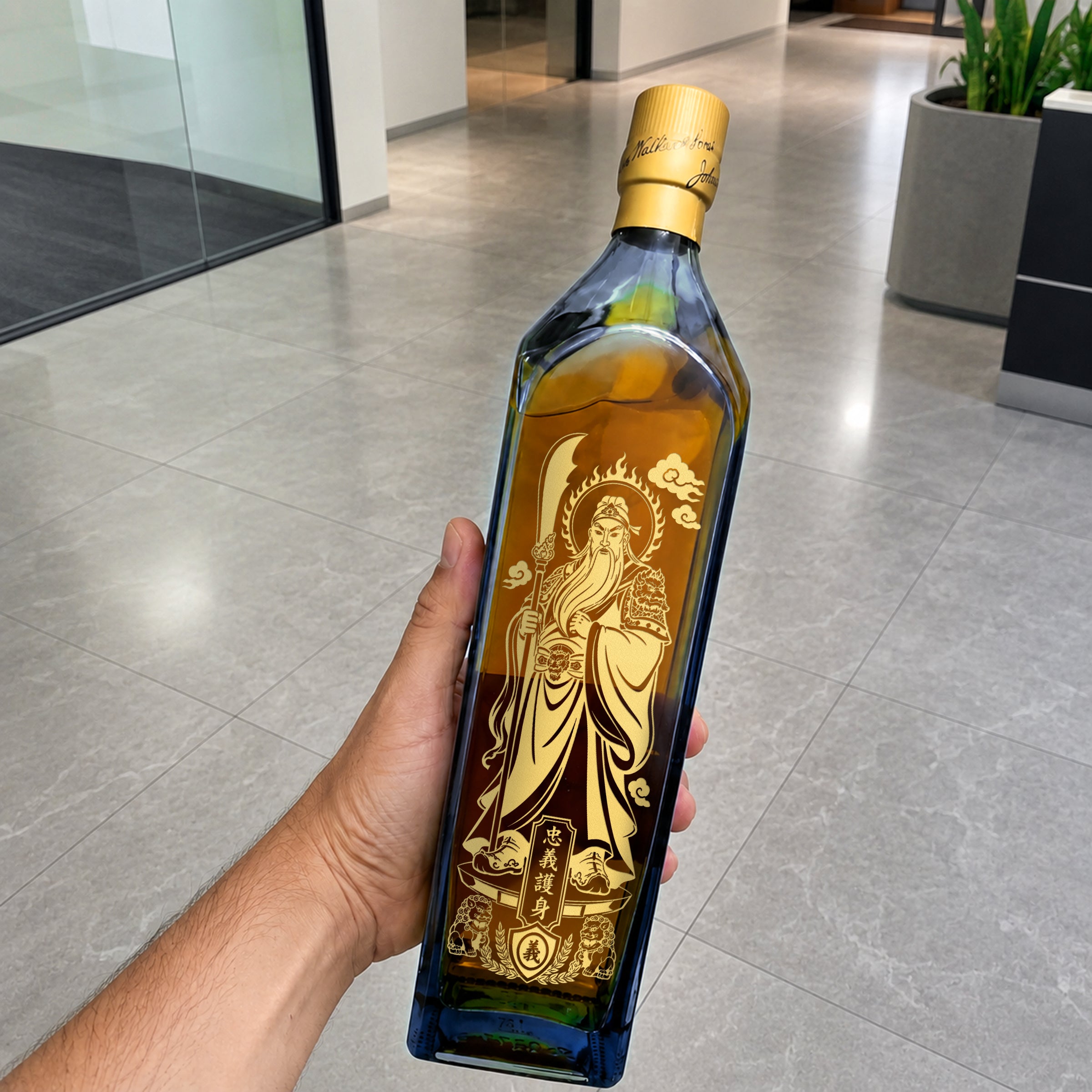 關聖帝君·忠義護身｜尊尼獲加藍牌 武聖雕刻珍藏版Johnnie Walker blue label 送警察・紀律部隊・保平安鎮宅之禮 送禮首選