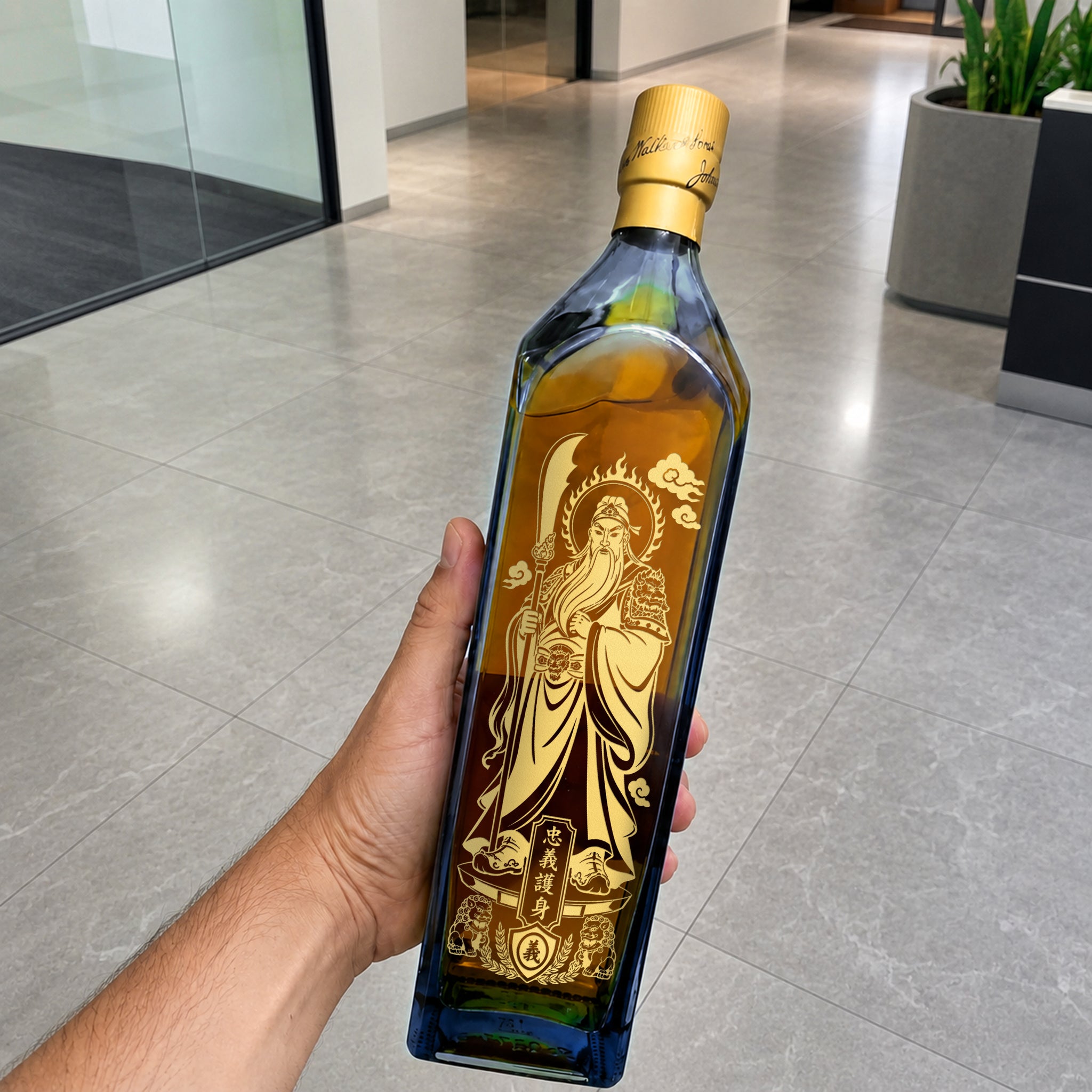 關聖帝君·忠義護身｜尊尼獲加藍牌 武聖雕刻珍藏版Johnnie Walker blue label 送警察・紀律部隊・保平安鎮宅之禮 送禮首選