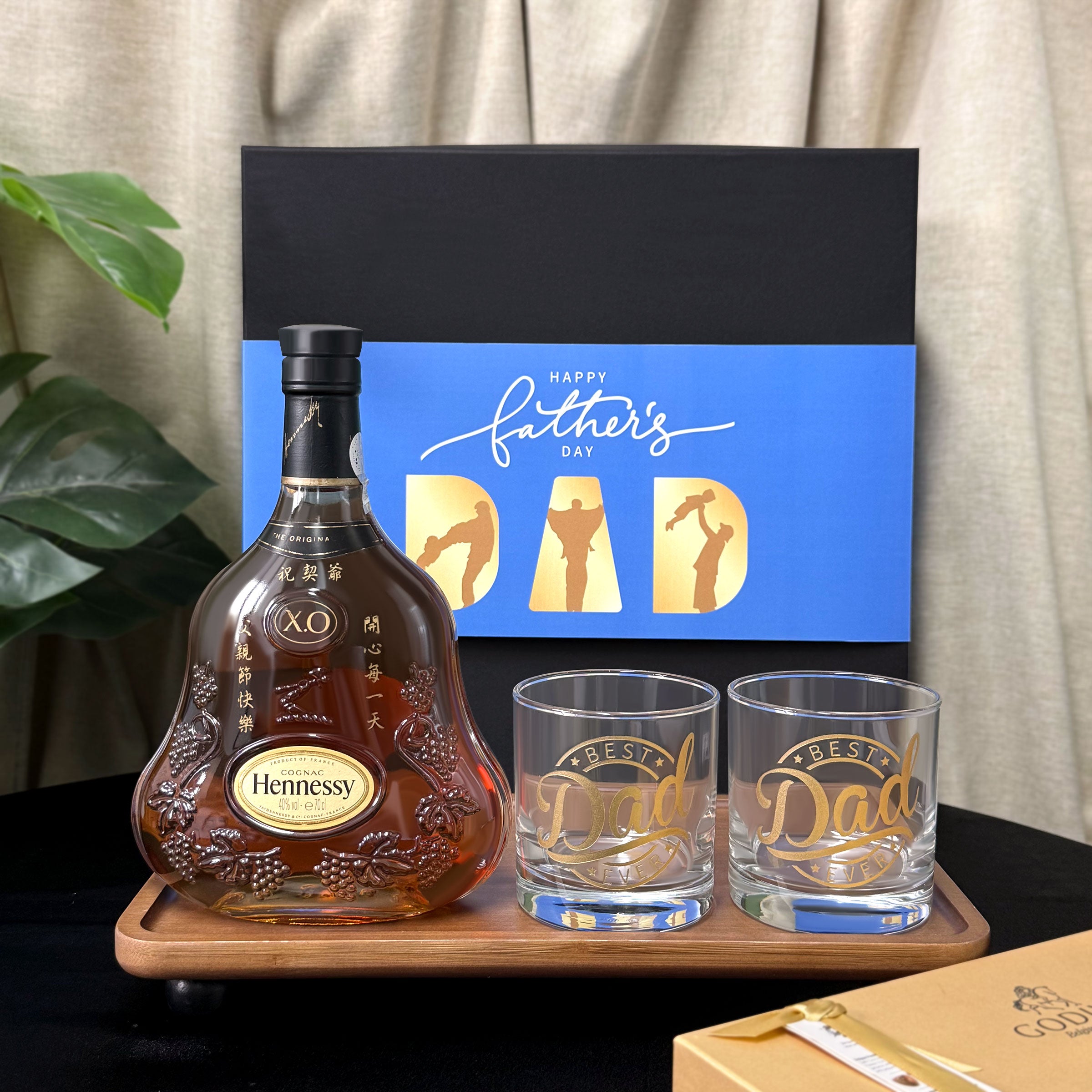 Hennessy X.O雕刻訂製禮盒 客製化威士忌杯對杯 父親節/長輩生日/男士高質感送禮首選 感謝/祝福/紀念一次到位 Hennessy X.O Custom Engraved Gift Set  Perfect for Father's Day, Birthdays DY05-69