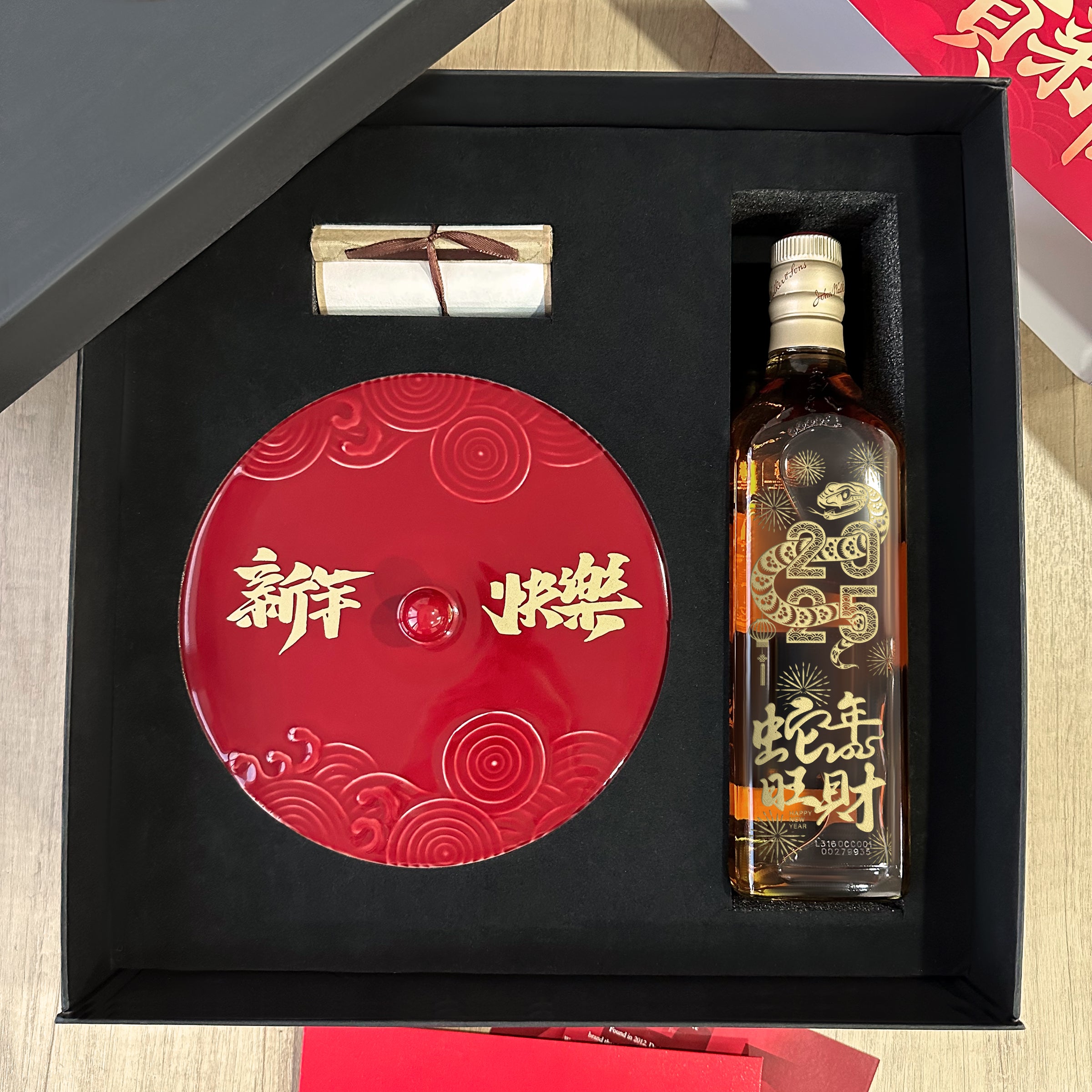 【蛇年雕刻】2025新年春節禮盒 紅酒套裝 祝賀酒新年禮物 客製化全盒文字雕刻  Johnnie Walker Red Label 威士忌春節慶祝禮物 訂製雕刻感謝禮物2025 New Year Congratulations Wine Engraved Red Wine Whiskey DY05-56-9