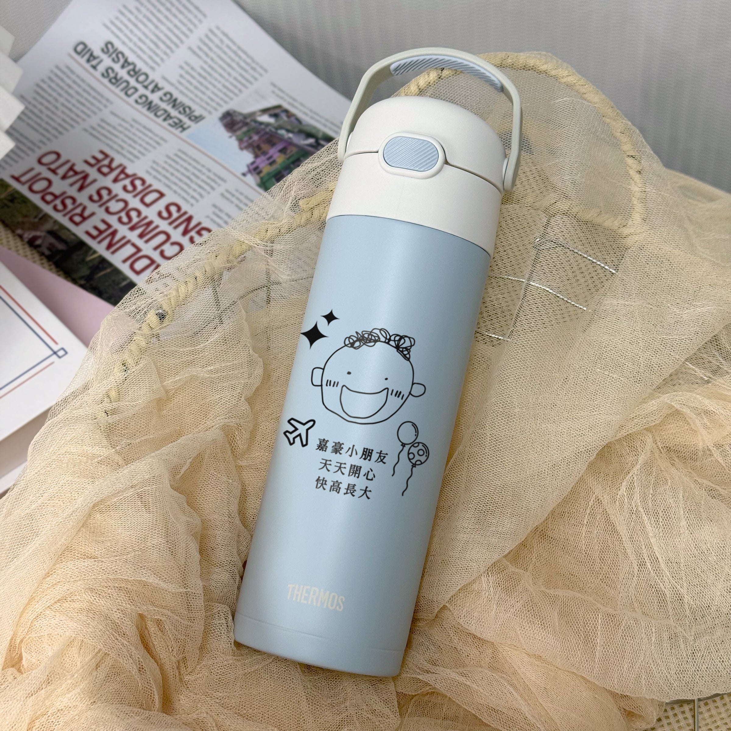 兒童節限定禮盒丨膳魔師（THERMOS）吸管保溫杯500ml 雕刻兒童童趣自畫像 訂製兒童塗鴉保溫杯 幼兒園小朋友生日慶祝 老師送小學畢業驚喜禮物 兒童節紀念禮物 Children's Day Customized Gifts DY02-105 - Design Your Own Wine