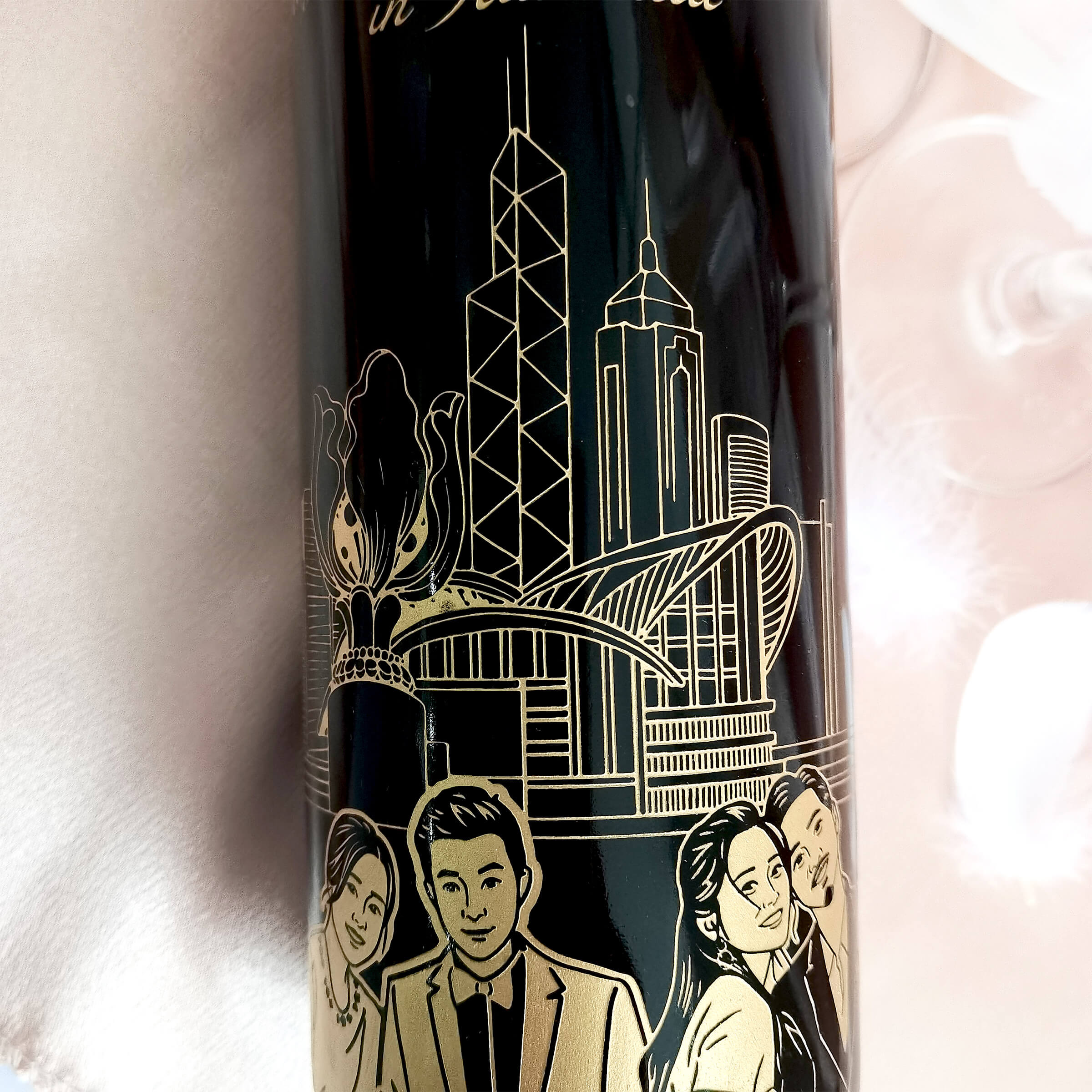 【移民禮物】客製化人像香港地標雕刻紀念紅酒 - Design Your Own Wine